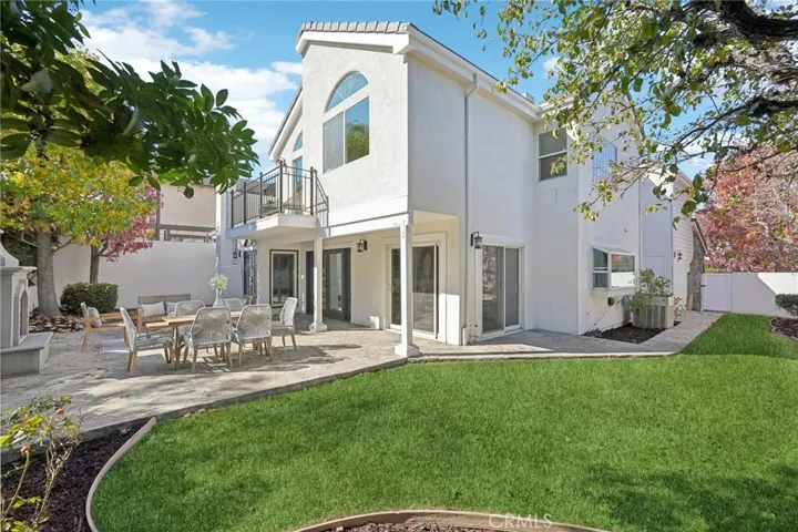 6 Village Circle, Manhattan Beach, California 90266