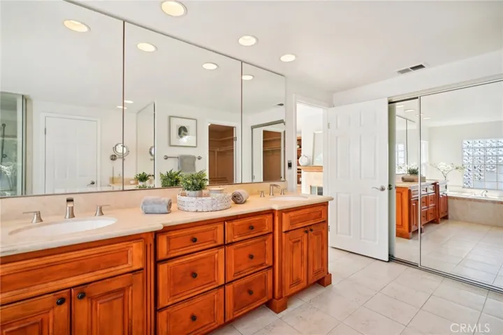 6 Village Circle, Manhattan Beach, California 90266