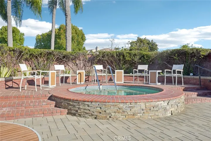 6 Village Circle, Manhattan Beach, California 90266