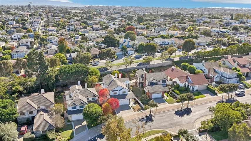 6 Village Circle, Manhattan Beach, California 90266