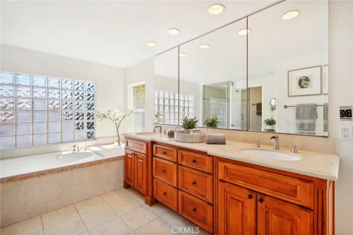 6 Village Circle, Manhattan Beach, California 90266