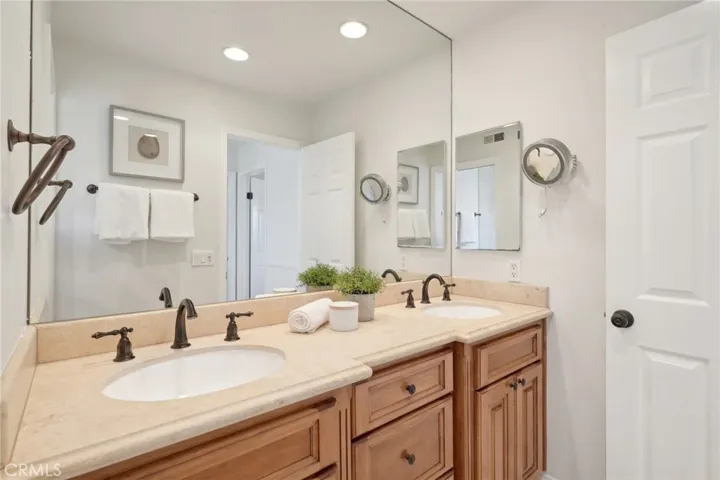 6 Village Circle, Manhattan Beach, California 90266