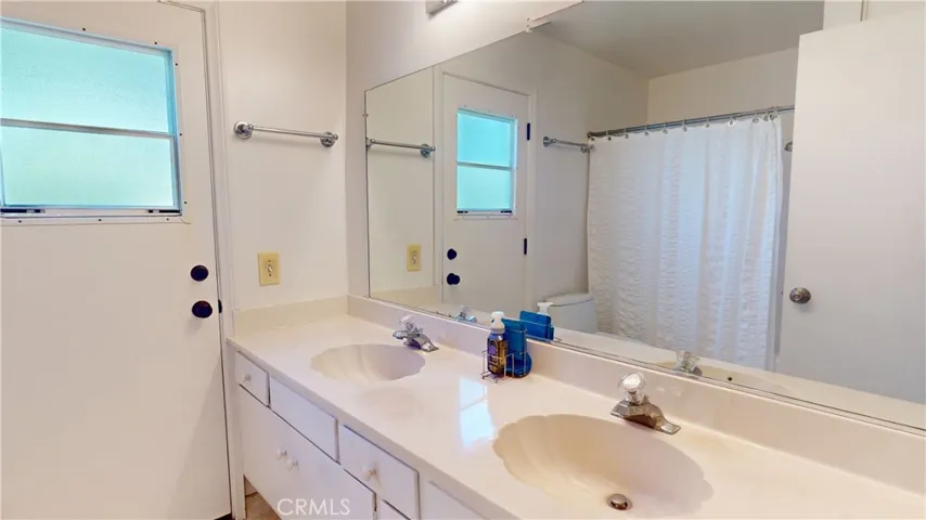 Hall bath with Dual sinks