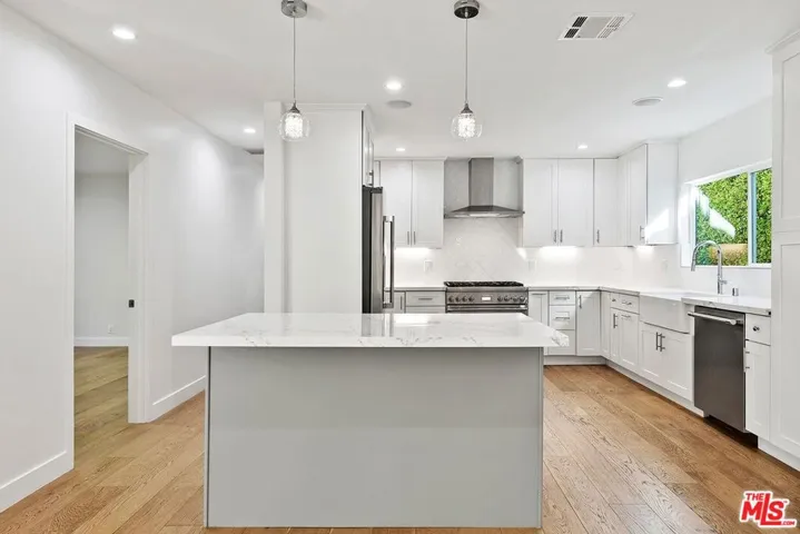 Kitchen and Breakfast Bar