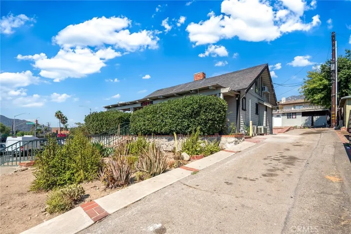 2757 Foothill Boulevard, La Crescenta, California 91214