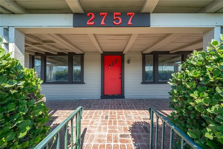 2757 Foothill Boulevard, La Crescenta, California 91214