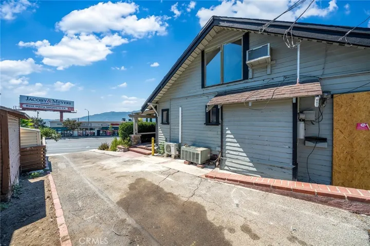 2757 Foothill Boulevard, La Crescenta, California 91214