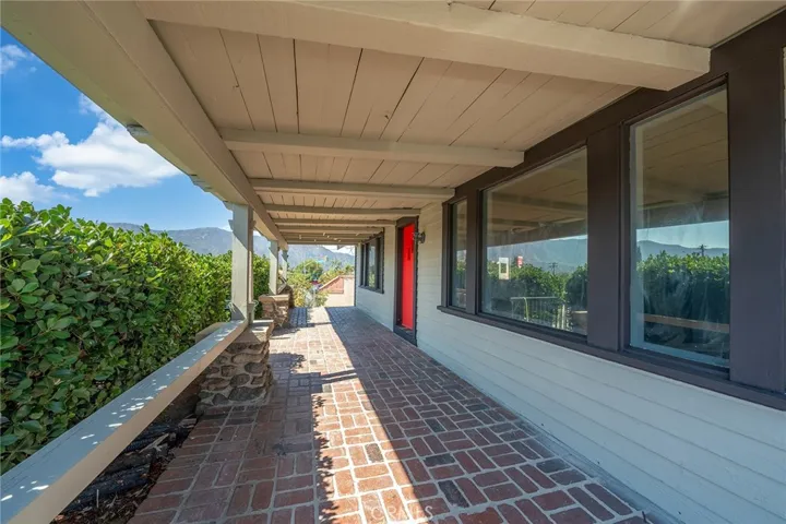 2757 Foothill Boulevard, La Crescenta, California 91214