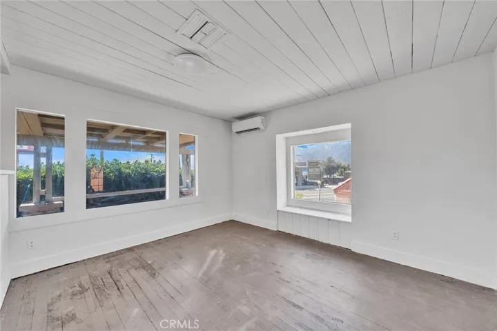 2757 Foothill Boulevard, La Crescenta, California 91214