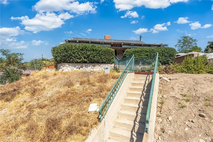 2757 Foothill Boulevard, La Crescenta, California 91214