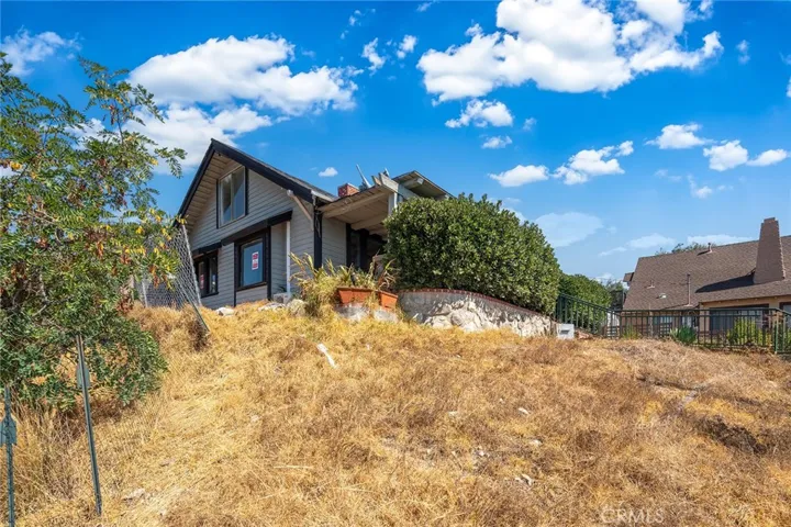 2757 Foothill Boulevard, La Crescenta, California 91214