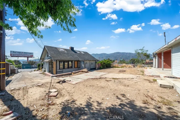 2757 Foothill Boulevard, La Crescenta, California 91214