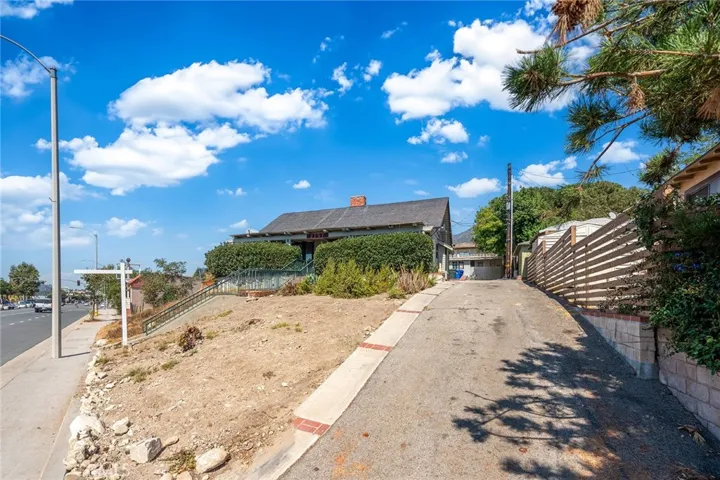 2757 Foothill Boulevard, La Crescenta, California 91214