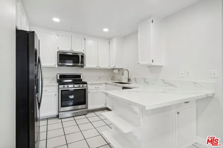 19231 Sherman Way 27, Reseda, California 91335