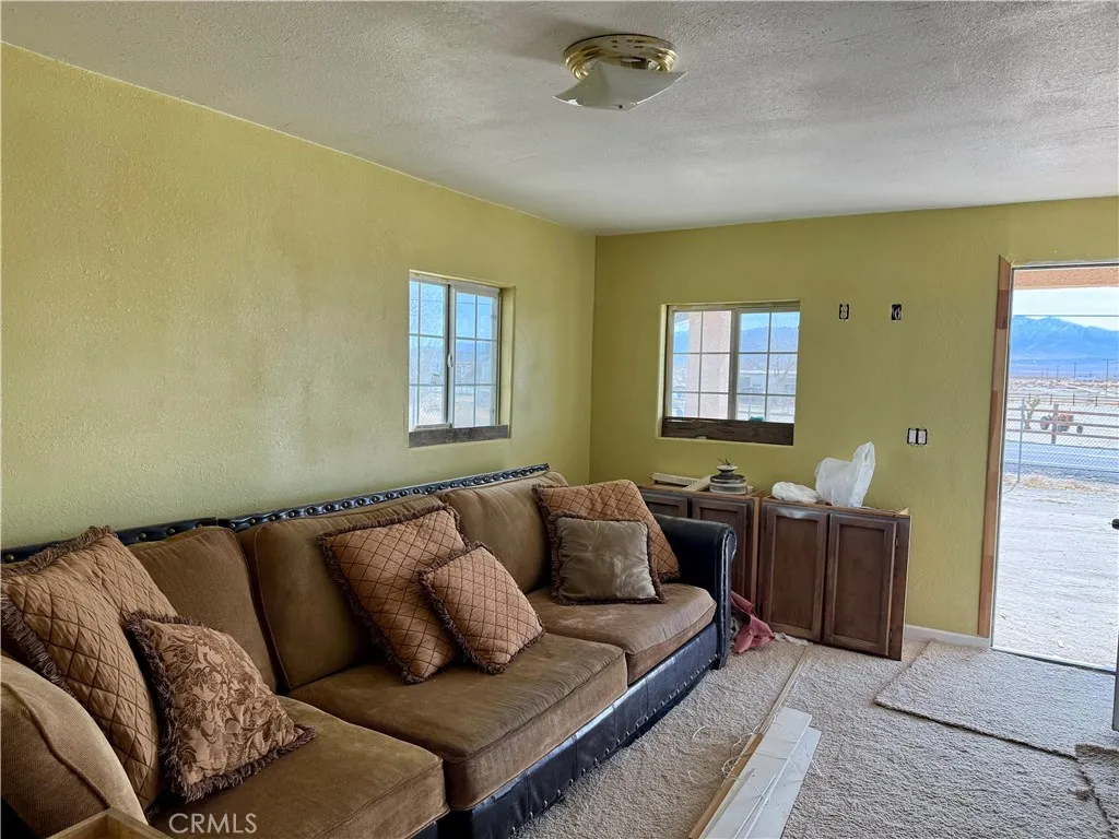 18645 E Palmdale Boulevard, Palmdale, California 93591 home-pic-2
