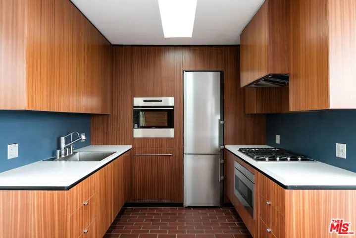 1095 N Kenter Avenue, Los Angeles, California 90049