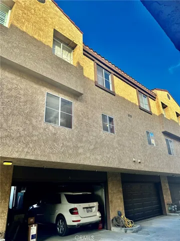 Double car garage, tri level condo