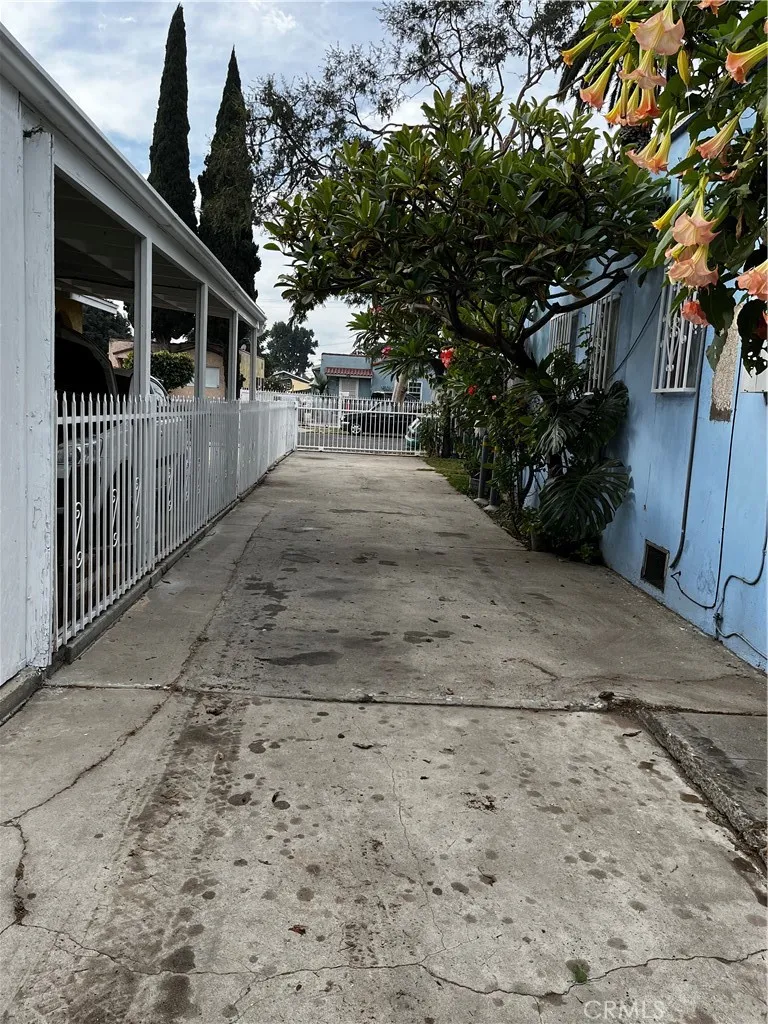 921 E Pine Street, Compton, California 90221 home-pic-2