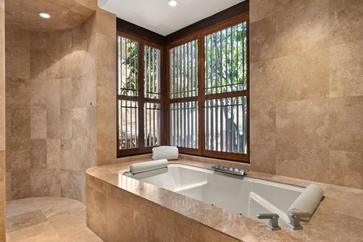 Spa & Walk in Shower