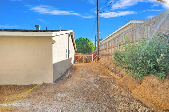 6631 Avenue De Palma, Jurupa Valley, California 92509