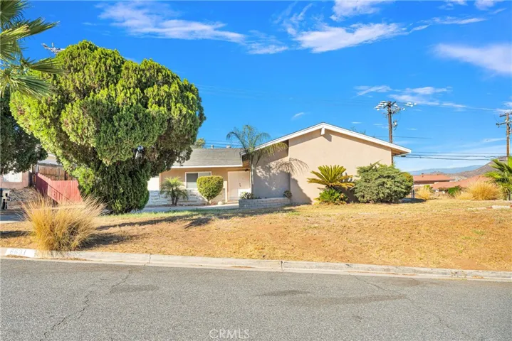 6631 Avenue De Palma, Jurupa Valley, California 92509
