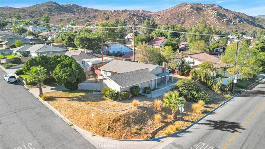 6631 Avenue De Palma, Jurupa Valley, California 92509