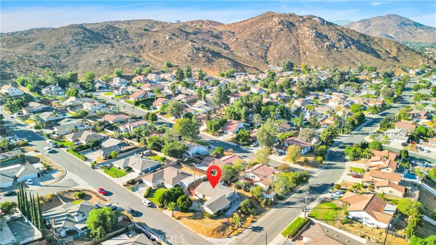 6631 Avenue De Palma, Jurupa Valley, California 92509