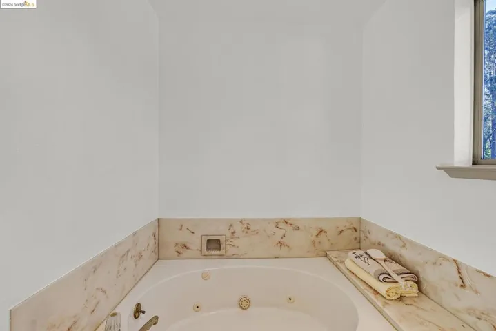 21 Kingsland Pl, Oakland, California 94619