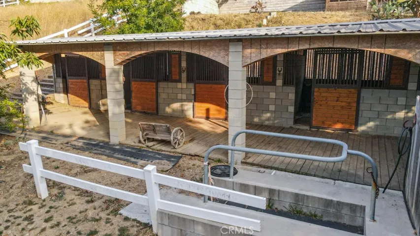 5 horse stalls