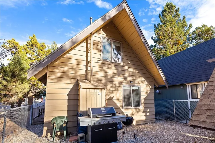 688 San Bernardino Ave, Sugarloaf, California 92386