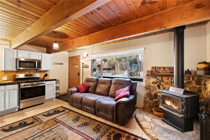 688 San Bernardino Ave, Sugarloaf, California 92386