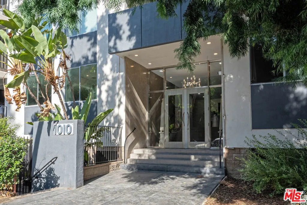 1010 N Kings Road 202, West Hollywood, California 90069, 2 Bedrooms Bedrooms, ,2 BathroomsBathrooms,Residential Lease,For Rent,Kings,24457293
