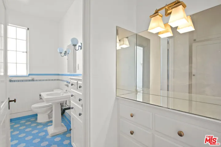 450 N Rossmore Avenue, Los Angeles, California 90004