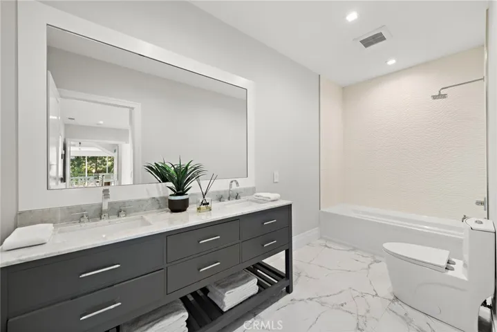 Main Floor primary ensuite
