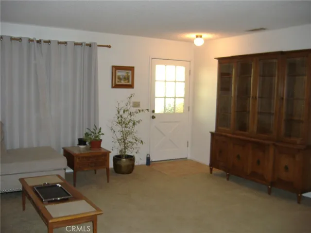 Dining looking to Entry