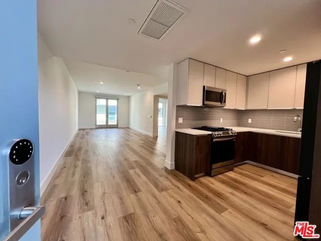5801 Camerford Avenue 210, Los Angeles, California 90038