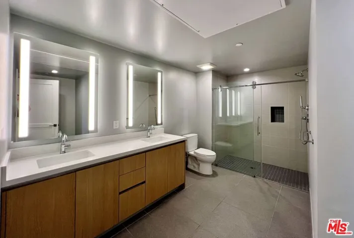 5801 Camerford Avenue 210, Los Angeles, California 90038