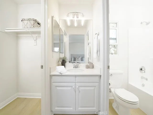 EN-SUITE BATH TO PRIMARY BEDROOM #2 WITH TUB & SHOWER AND WALK-IN CLOSET