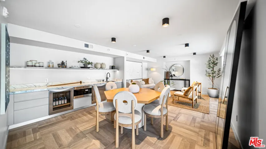 153 San Vicente Boulevard 3a, Santa Monica, California 90402