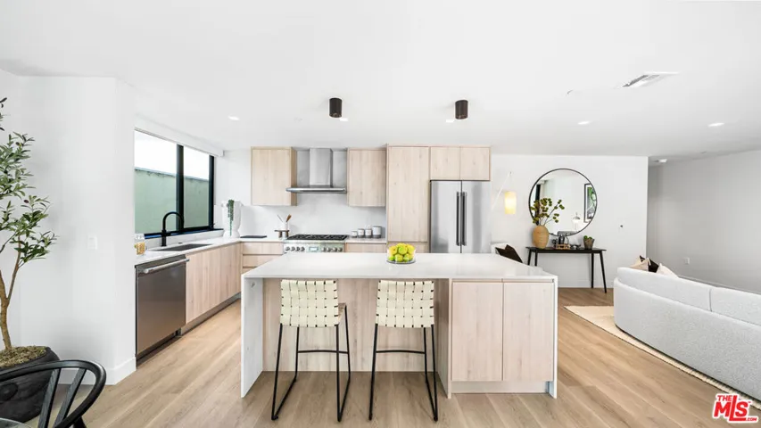 153 San Vicente Boulevard 3a, Santa Monica, California 90402