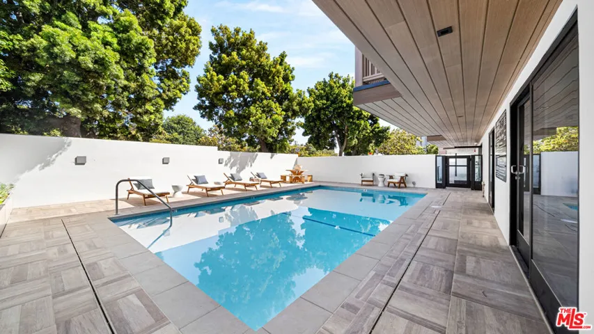 153 San Vicente Boulevard 3a, Santa Monica, California 90402