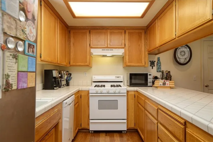 Gas range, lots of storage