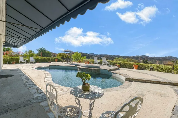 22100 Dardenne Street, Calabasas, California 91302