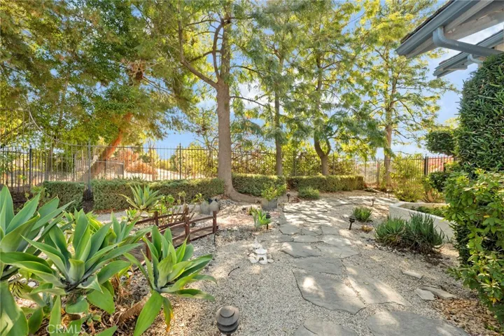 22100 Dardenne Street, Calabasas, California 91302