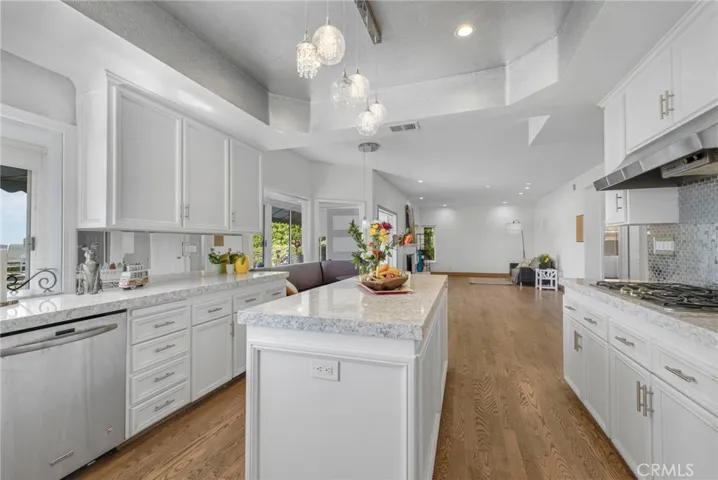 22100 Dardenne Street, Calabasas, California 91302