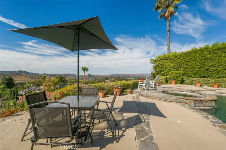 22100 Dardenne Street, Calabasas, California 91302