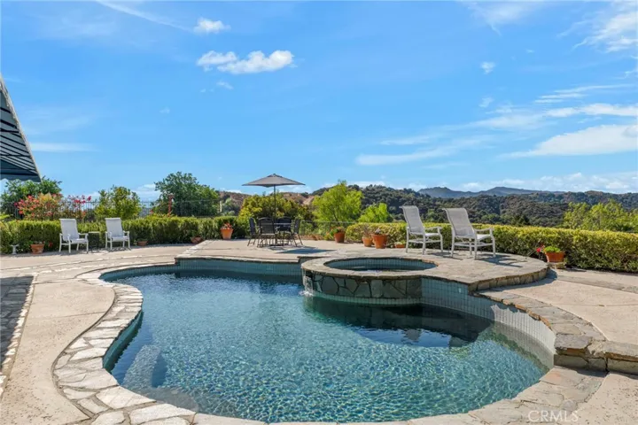 22100 Dardenne Street, Calabasas, California 91302