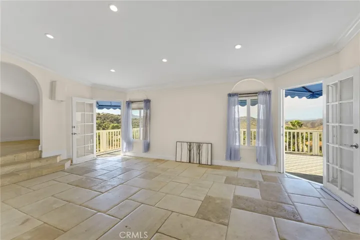 22100 Dardenne Street, Calabasas, California 91302