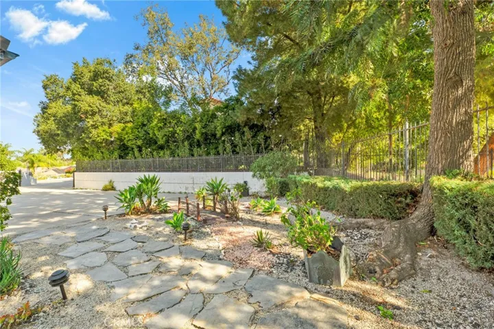22100 Dardenne Street, Calabasas, California 91302