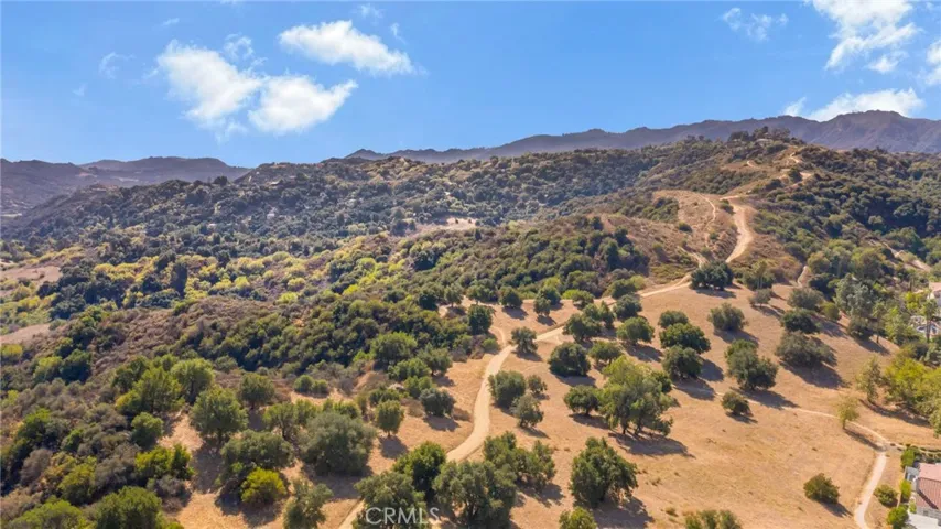 22100 Dardenne Street, Calabasas, California 91302